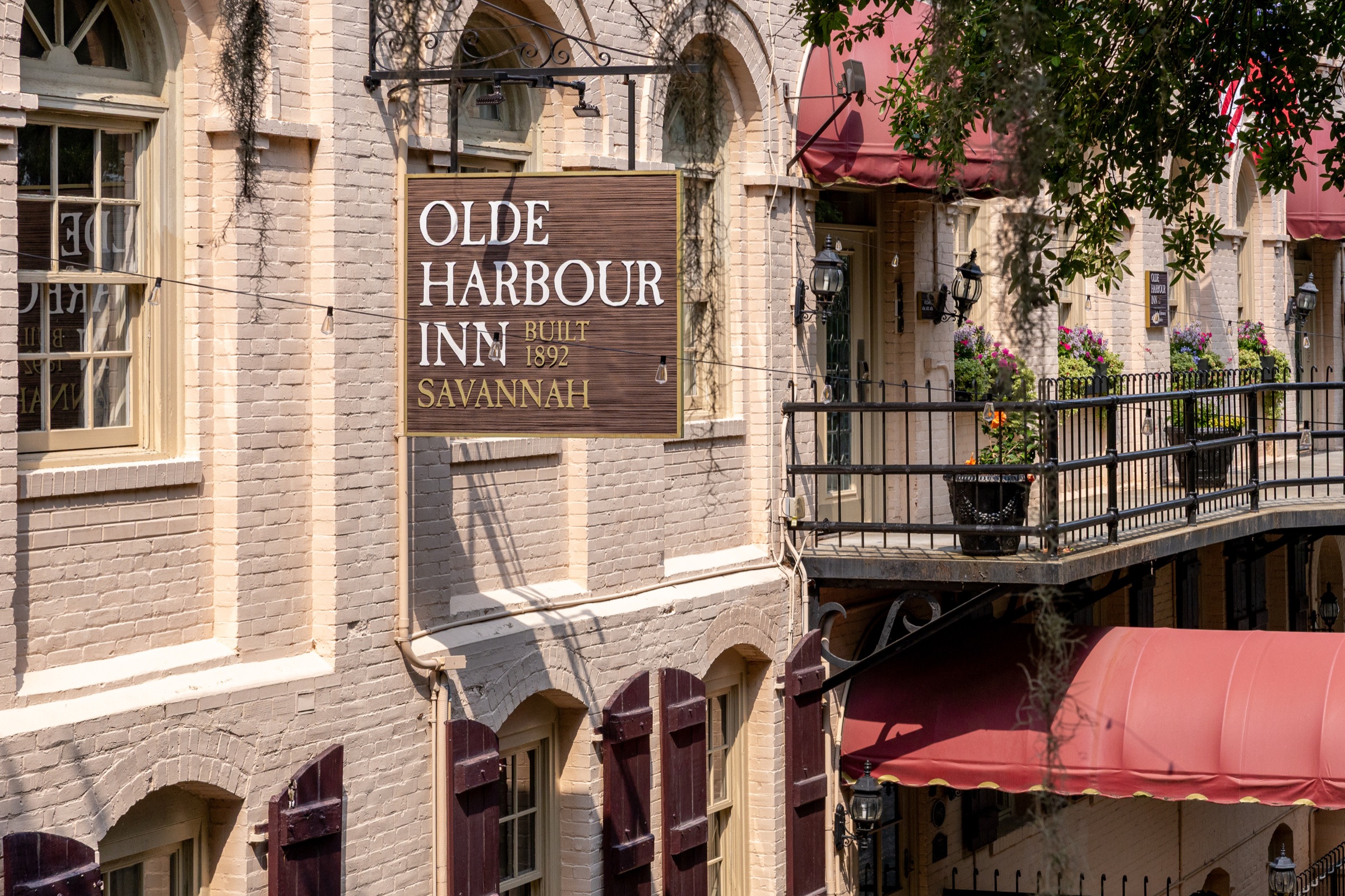 Olde Harbour Inn exterior on historic River Street, Savannah