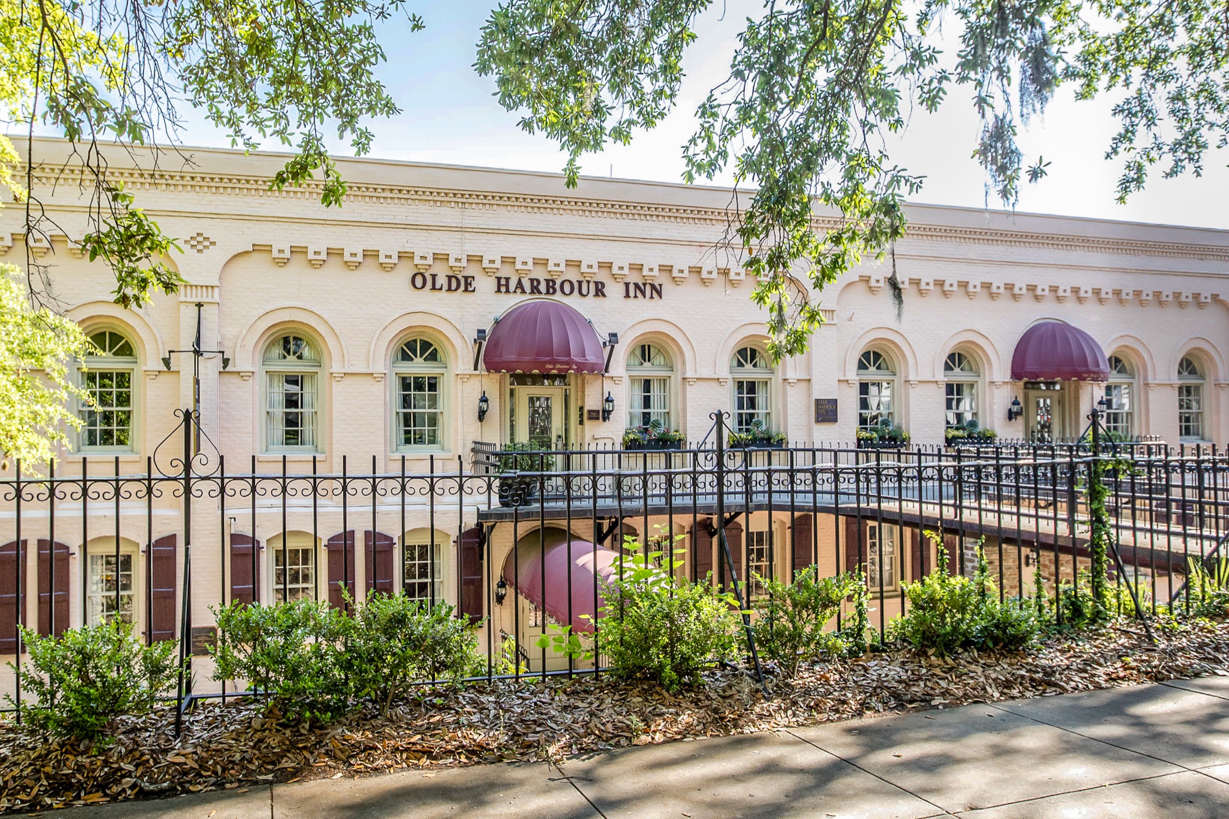 Olde Harbour Inn exterior on historic River Street, Savannah