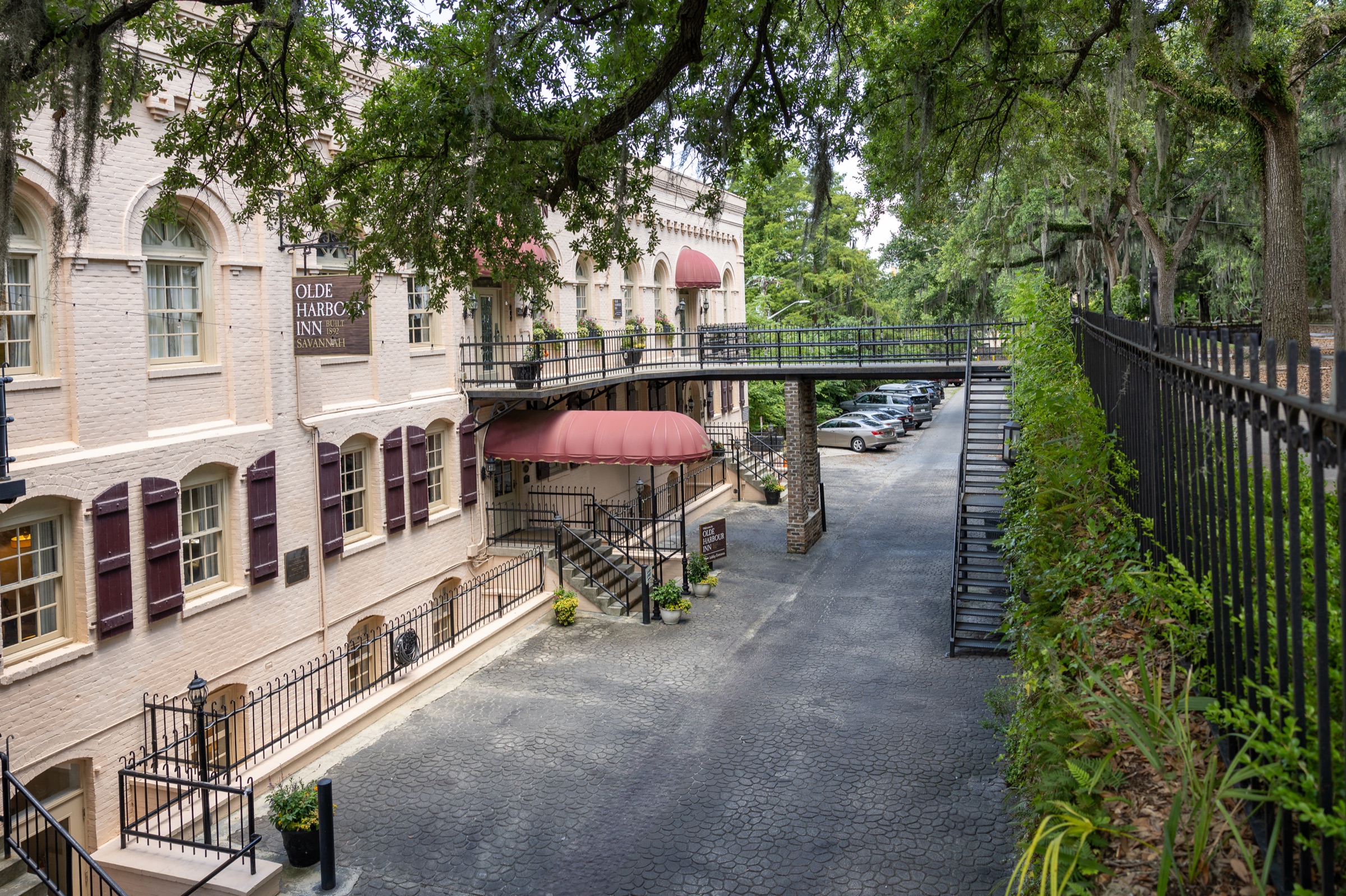 Olde Harbour Inn exterior on historic River Street, Savannah