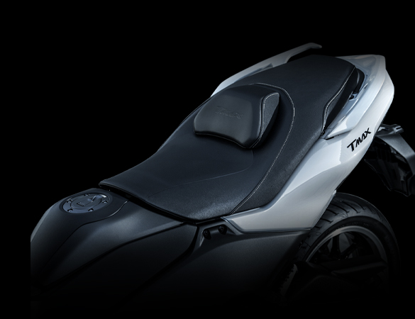 Y15ZR aerodynamic front visor feature