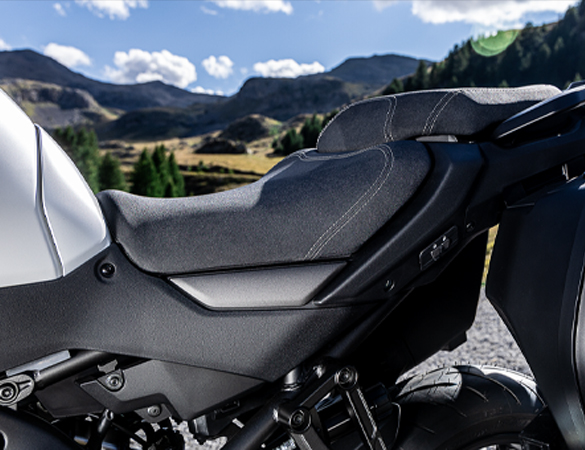 Y15ZR aerodynamic front visor feature