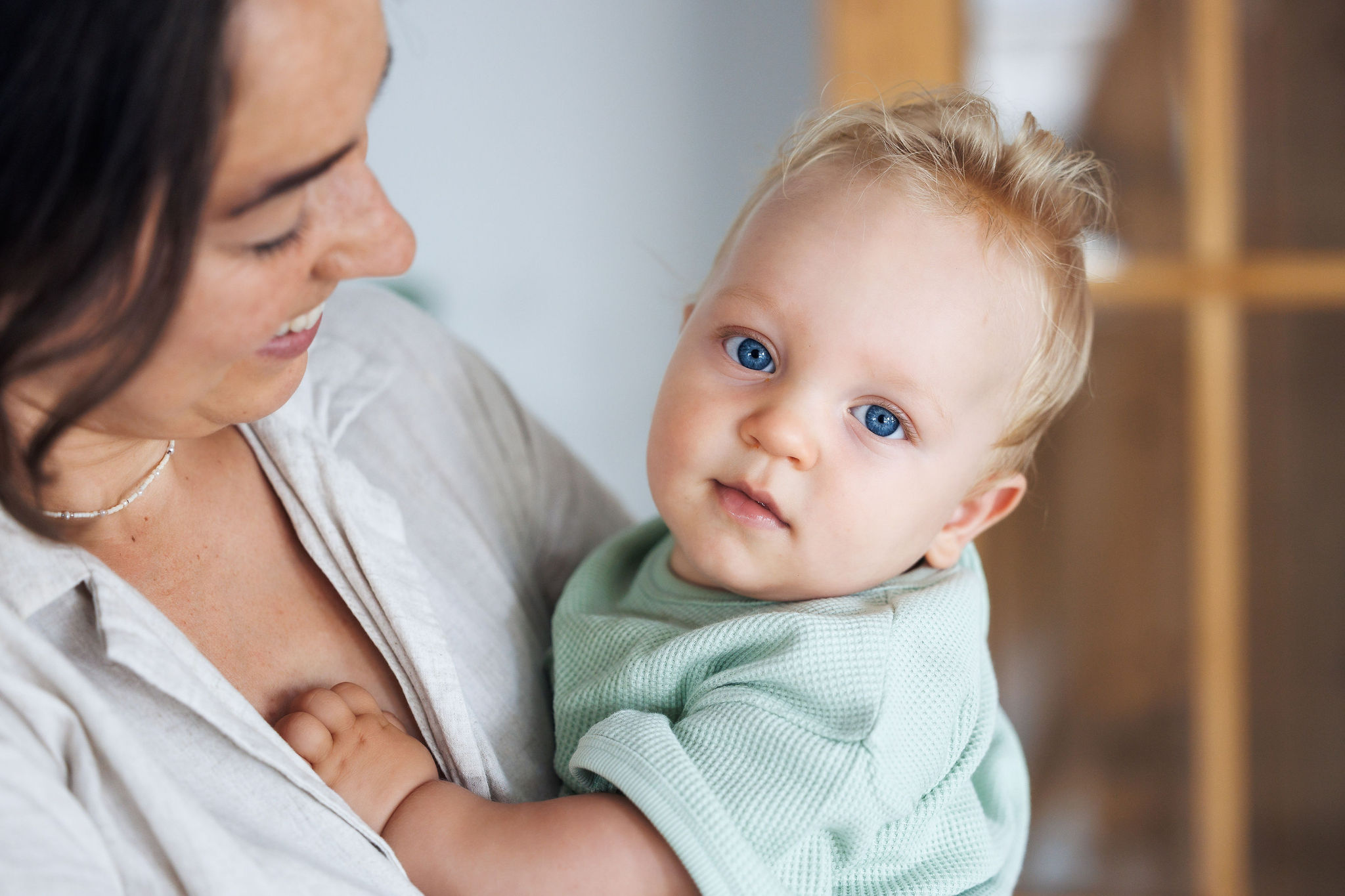 Ein Baby schaut direkt in die Kamera