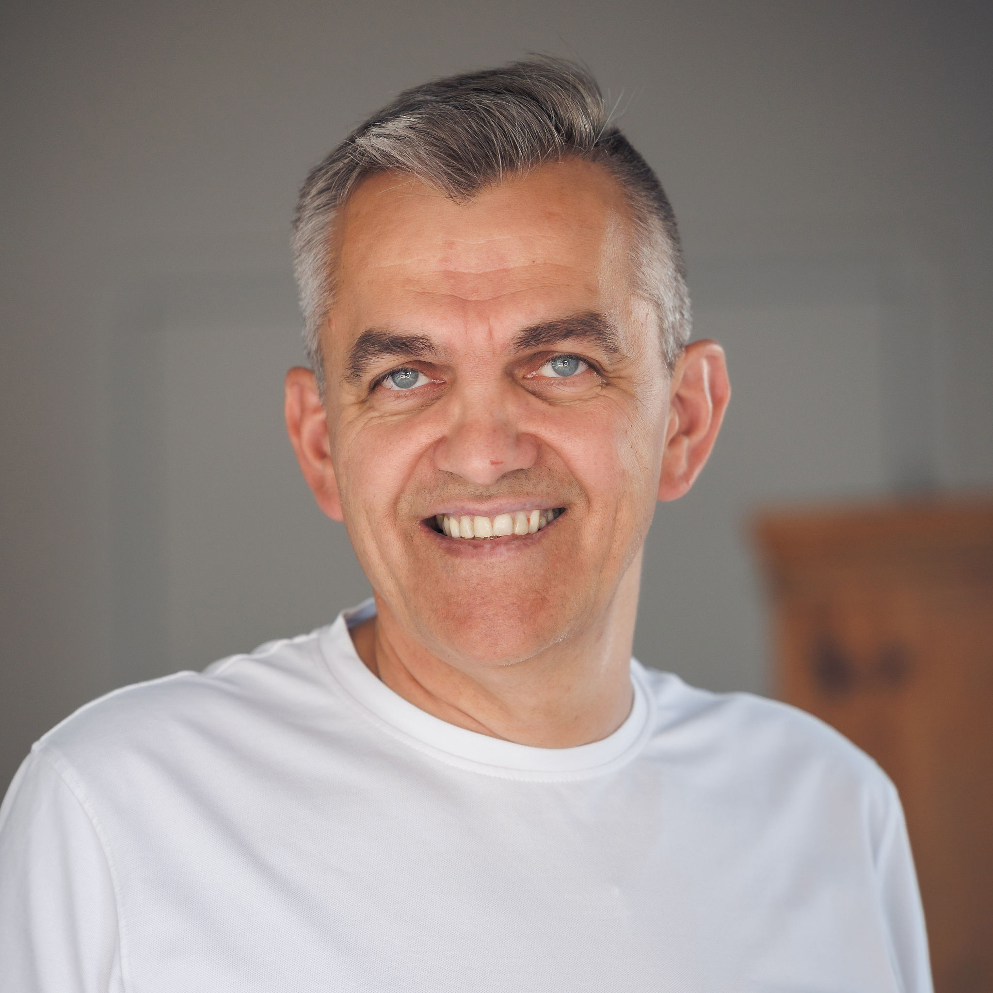 Stefan Schöffl, Geschäftsführer von Schöffl Versicherung lacht in die Kamera
