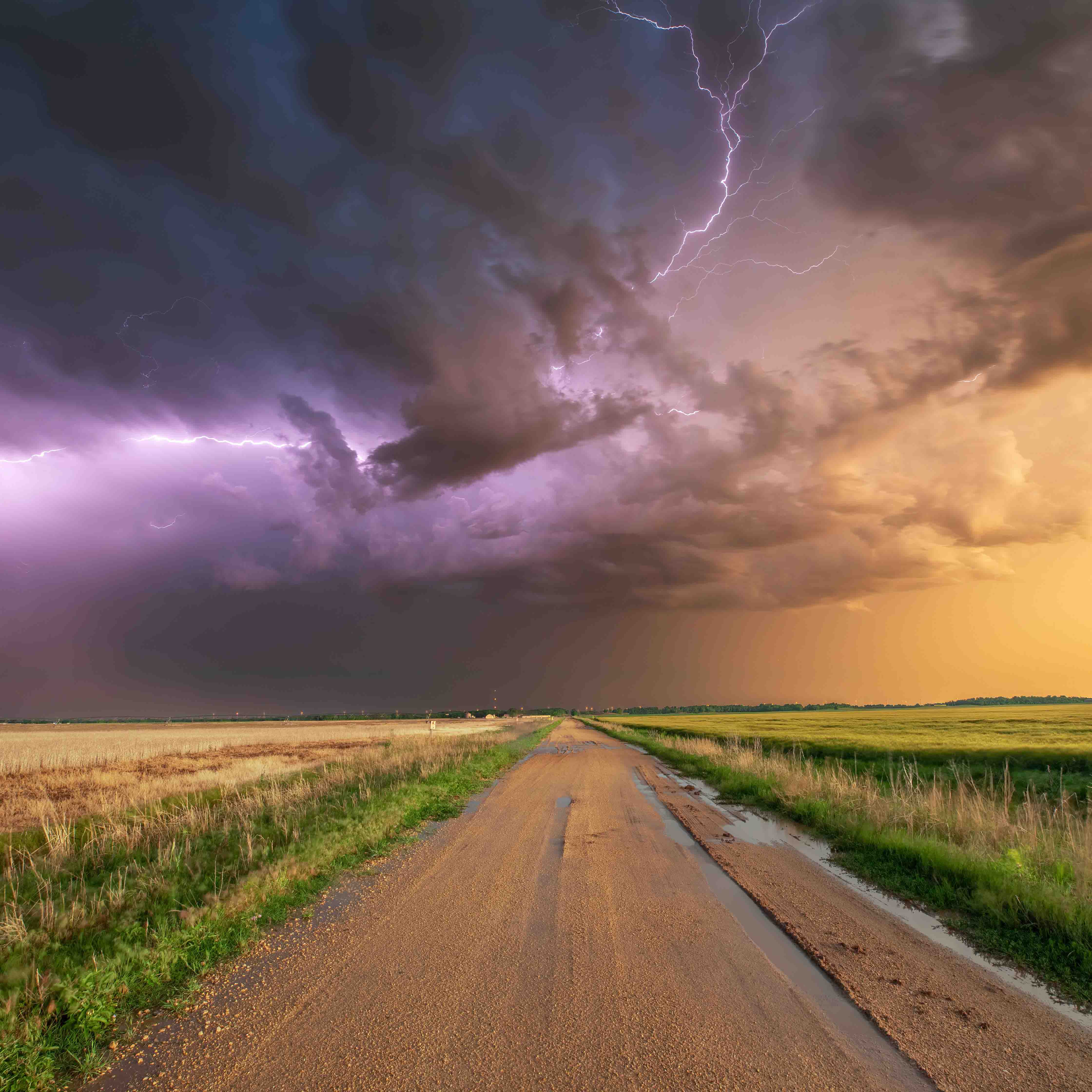 Eine schöne Landschaft bei Gewitter