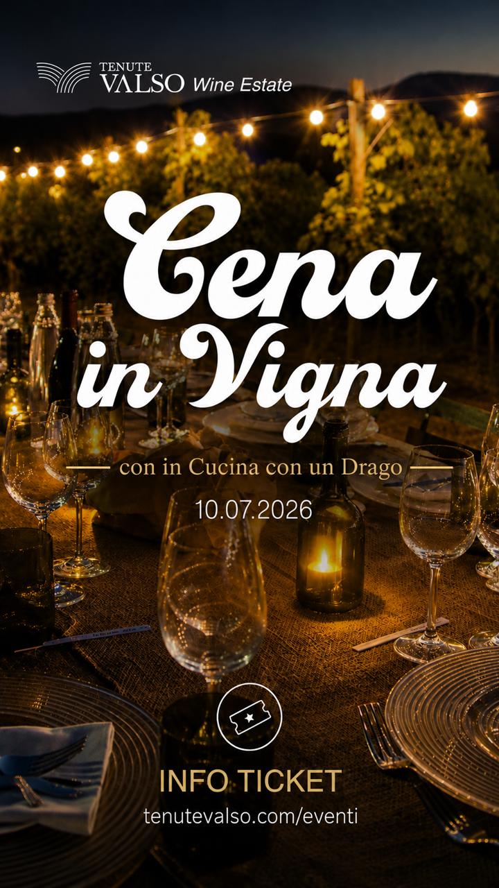 Tavola apparecchiata all'aperto di sera con bicchieri, bottiglie, candele e luci su vigna sullo sfondo.