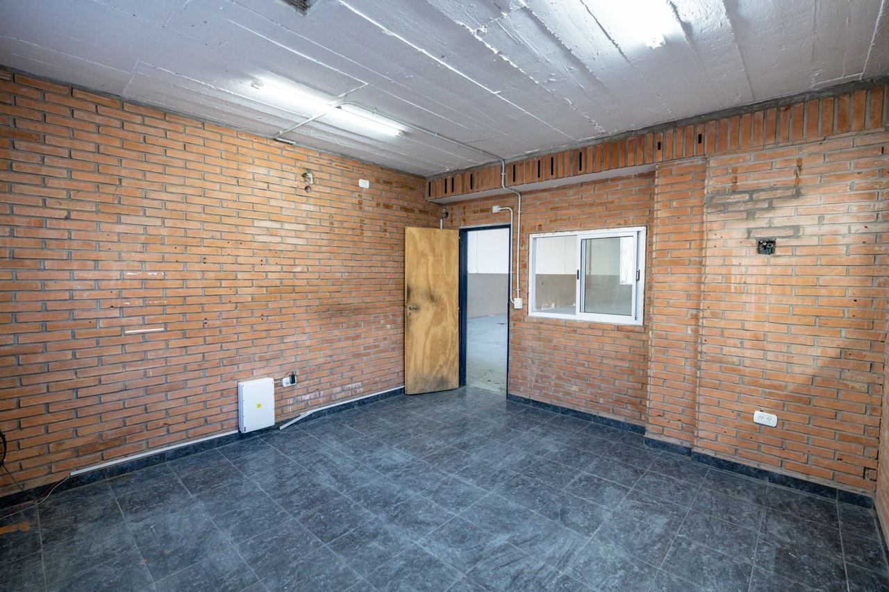 Interior del galpón de 576 m² en Parque Suárez, San Martín (foto 5)
