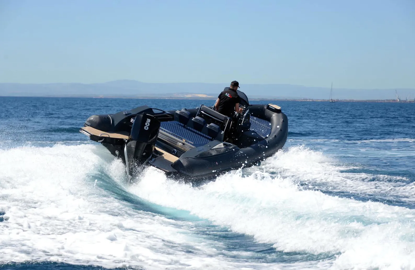 Yacht in navigazione ripreso dall'alto