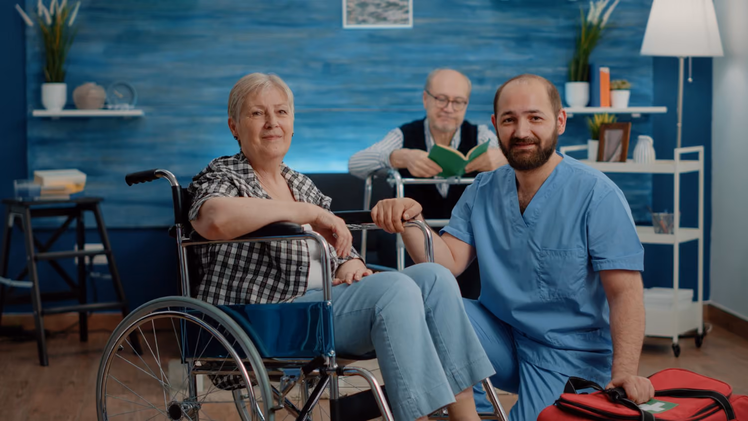 Pflegeteam mit Bewohnerin im Rollstuhl in einer Pflegeeinrichtung
