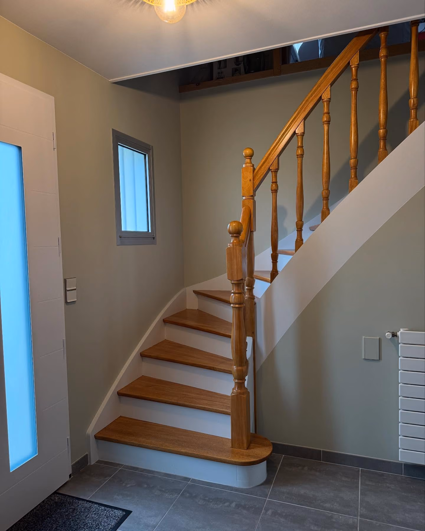 Salon repeint avec mur d'accent