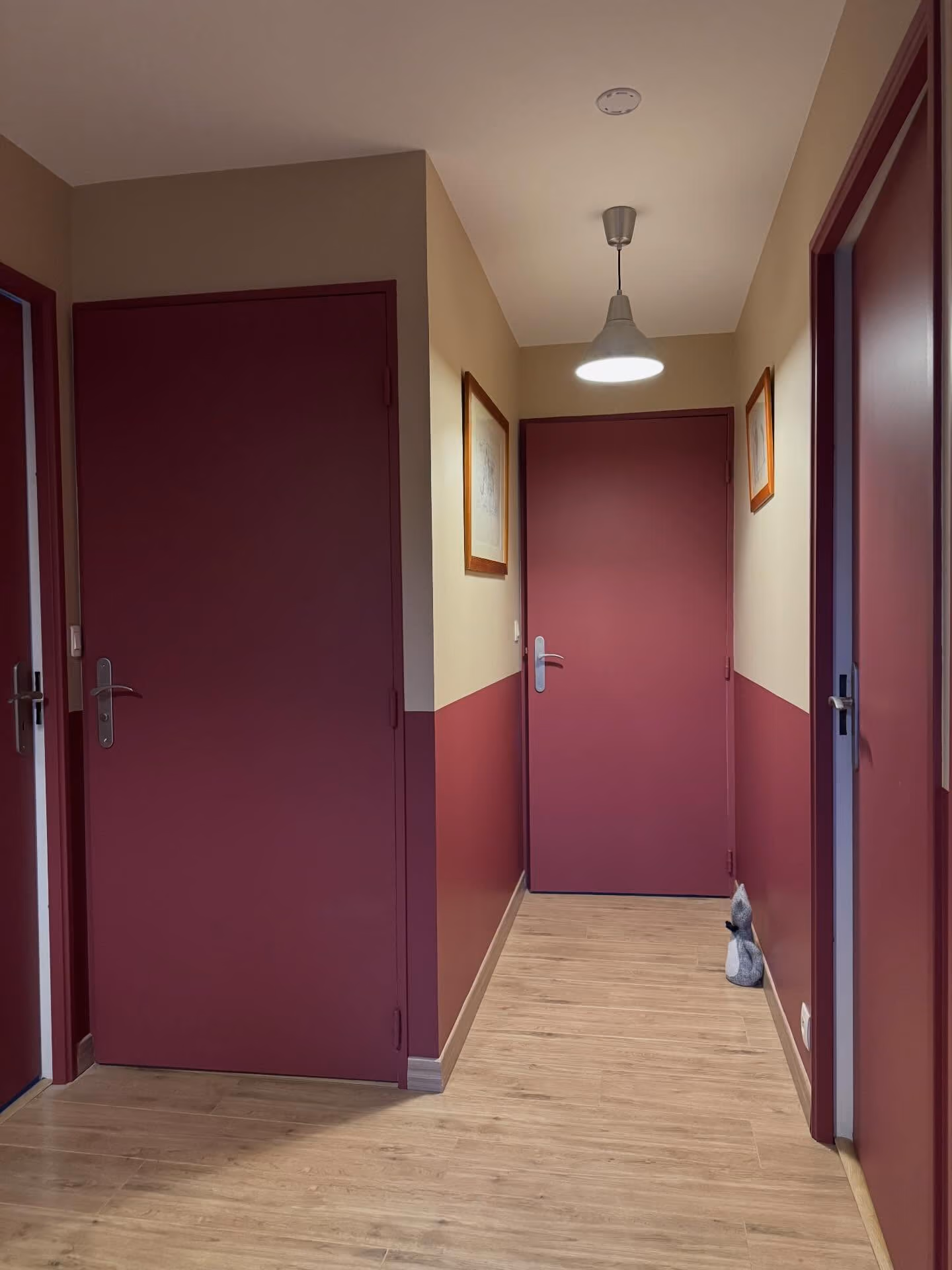 Salon repeint avec mur d'accent