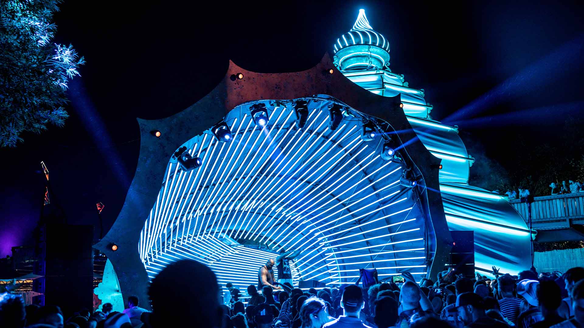 Lucenti Blackwave lighting installation at Tomorrowland