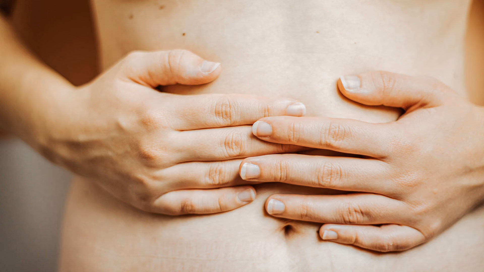 Médecin évaluant les symptômes digestifs d’un patient lors d’une consultation.