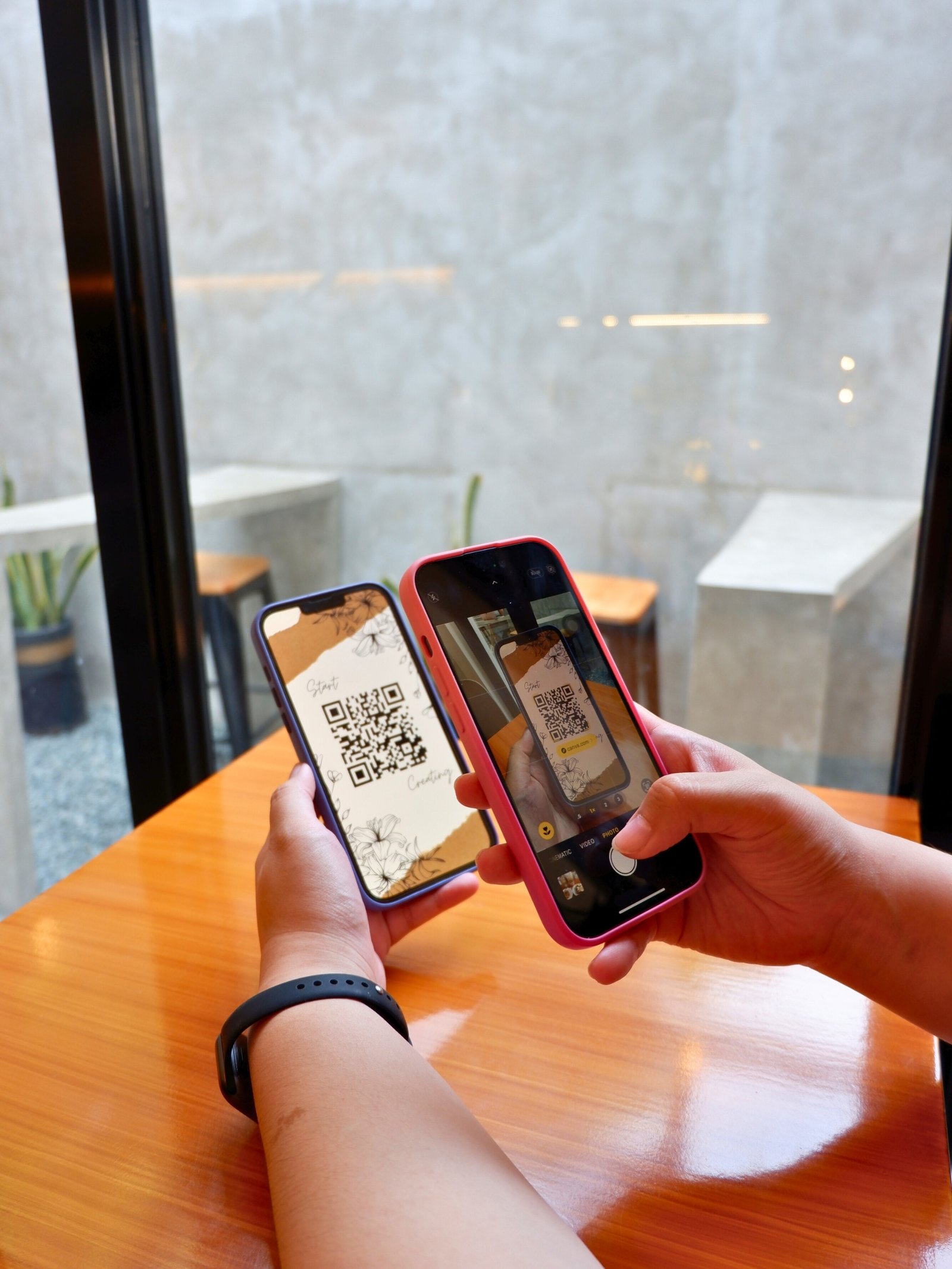 Smartphone scannt einen QR-Code