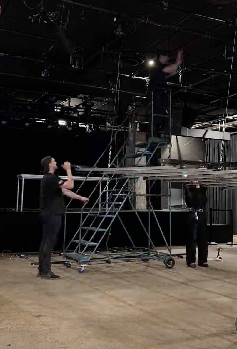 Personne qui installe une structure lumineuse - aube expérience