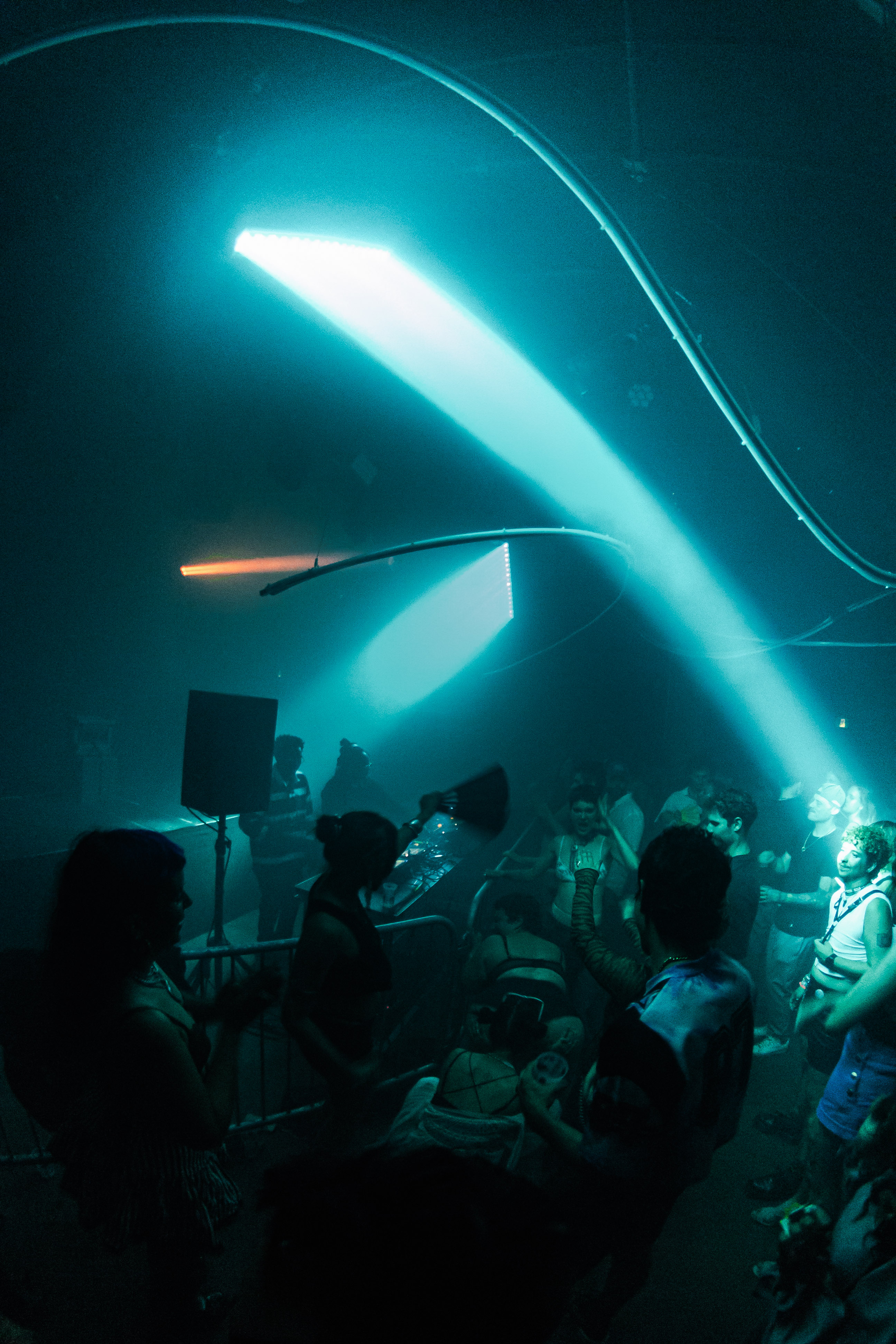 wavy blue light at tits collective Aube Expérience 2026