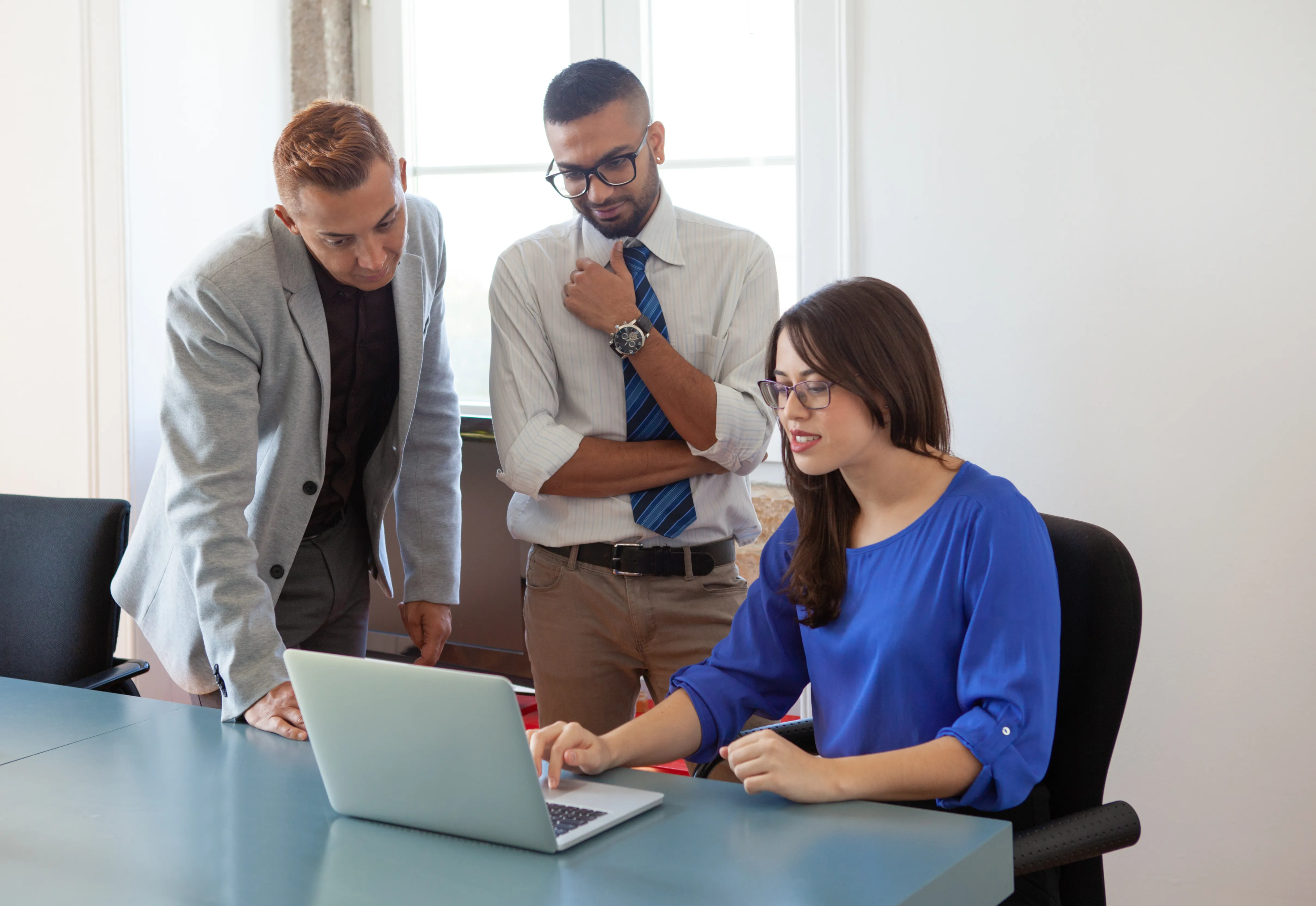 financial-analyst-giving-advice