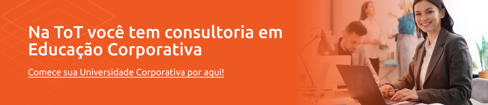 Imagem de um grupo de colaboradores interagindo de forma colaborativa em um ambiente de aprendizado, representando o impacto positivo do desenvolvimento contínuo no engajamento e no sucesso organizacional.