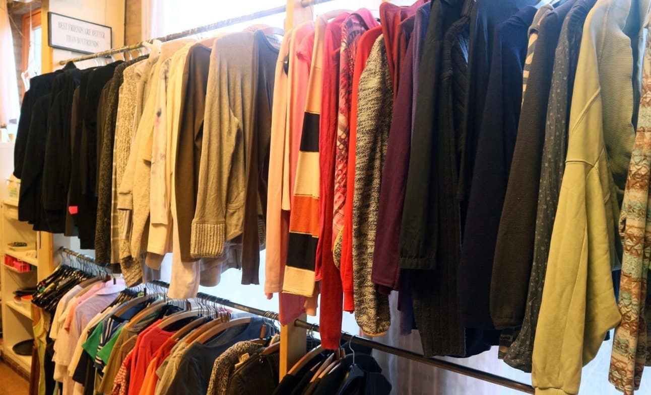 Kledingrek met truien en vesten bij Weggeefwinkel Amersfoort