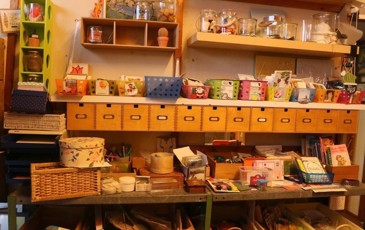 Planken met sorteerbakjes en kleine spullen bij Weggeefwinkel Amersfoort