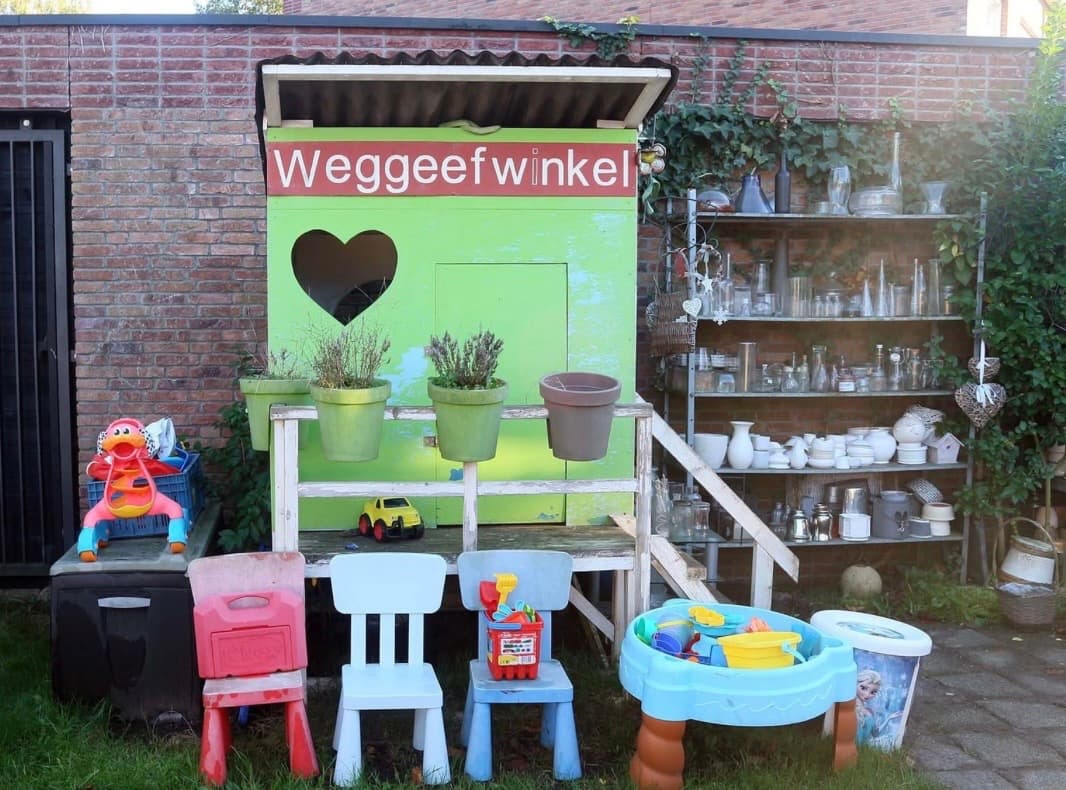 Speelhuisje en kinderhoek in de tuin van Weggeefwinkel Amersfoort