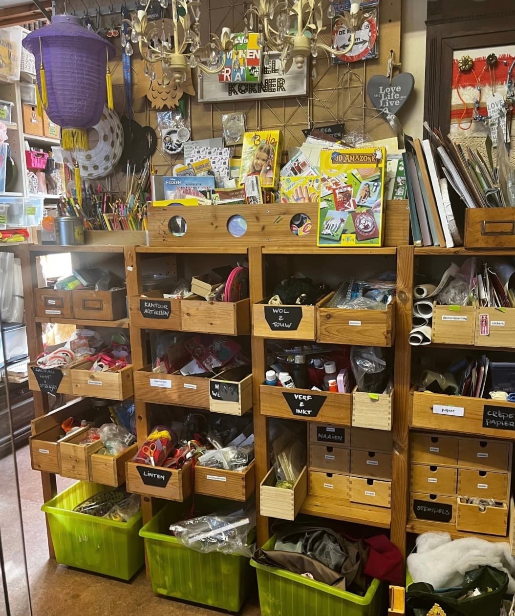Gesorteerde hobby- en knutselspullen bij Weggeefwinkel Amersfoort