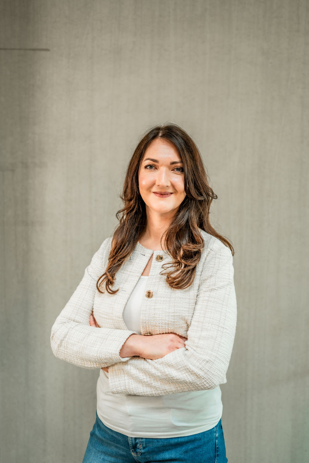 Porträt von Stefanie Omert, geprüfte Bilanzbuchhalterin bei der b+ GmbH.