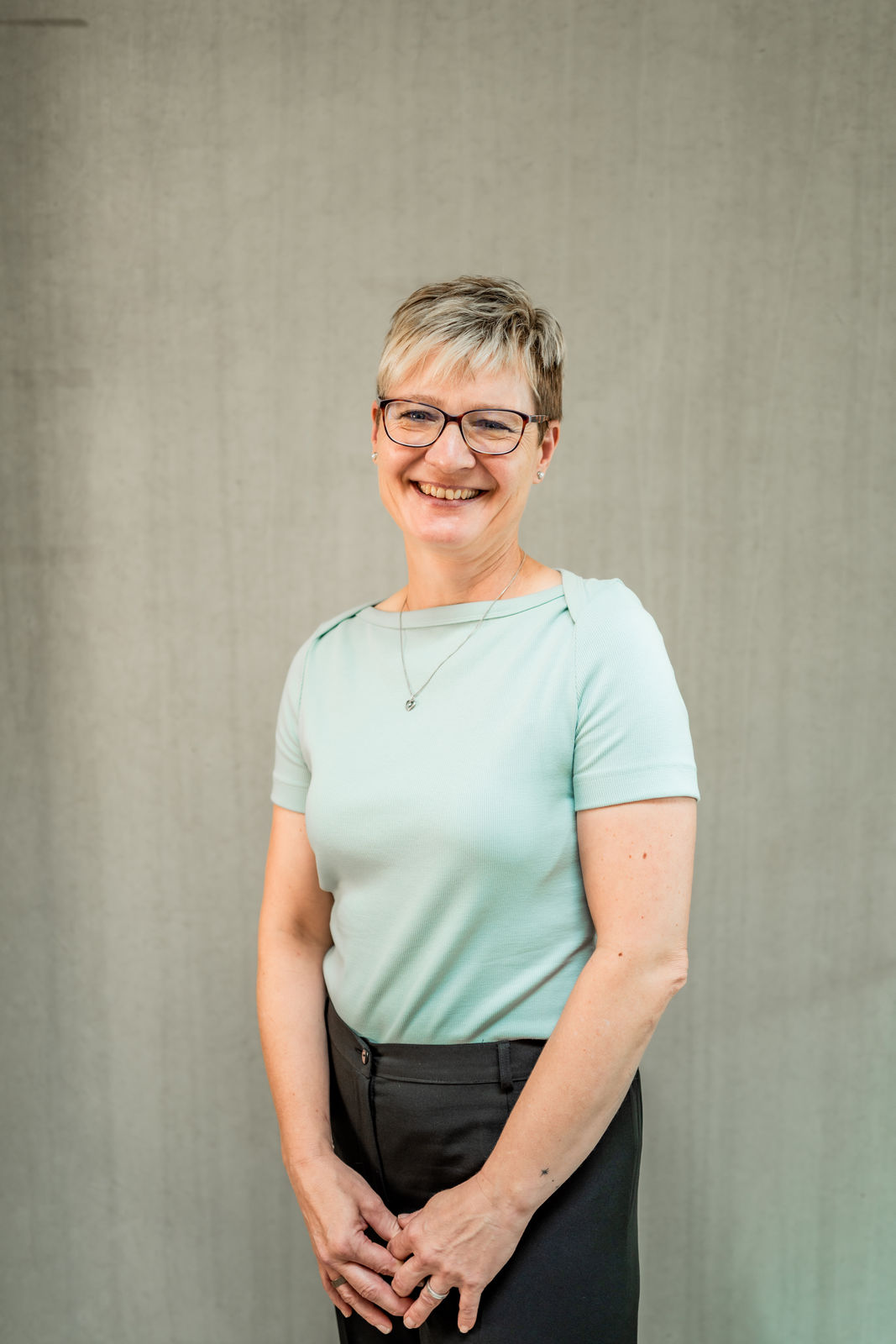 Porträt von Heidi Beyer, Geschäftsführerin der b+ GmbH.