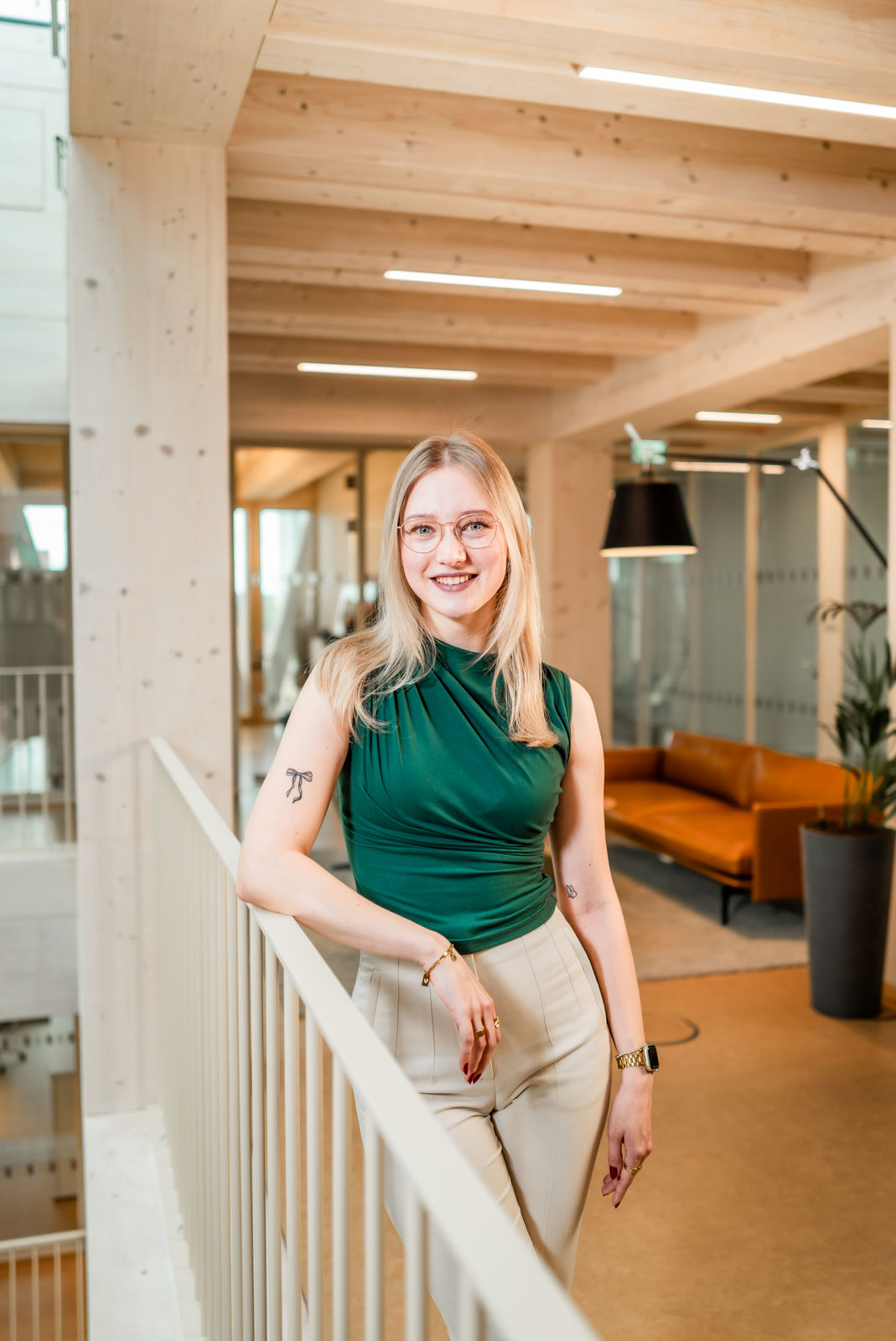 Porträt von Enie Beyer, Junior Accountant bei der b+ GmbH.