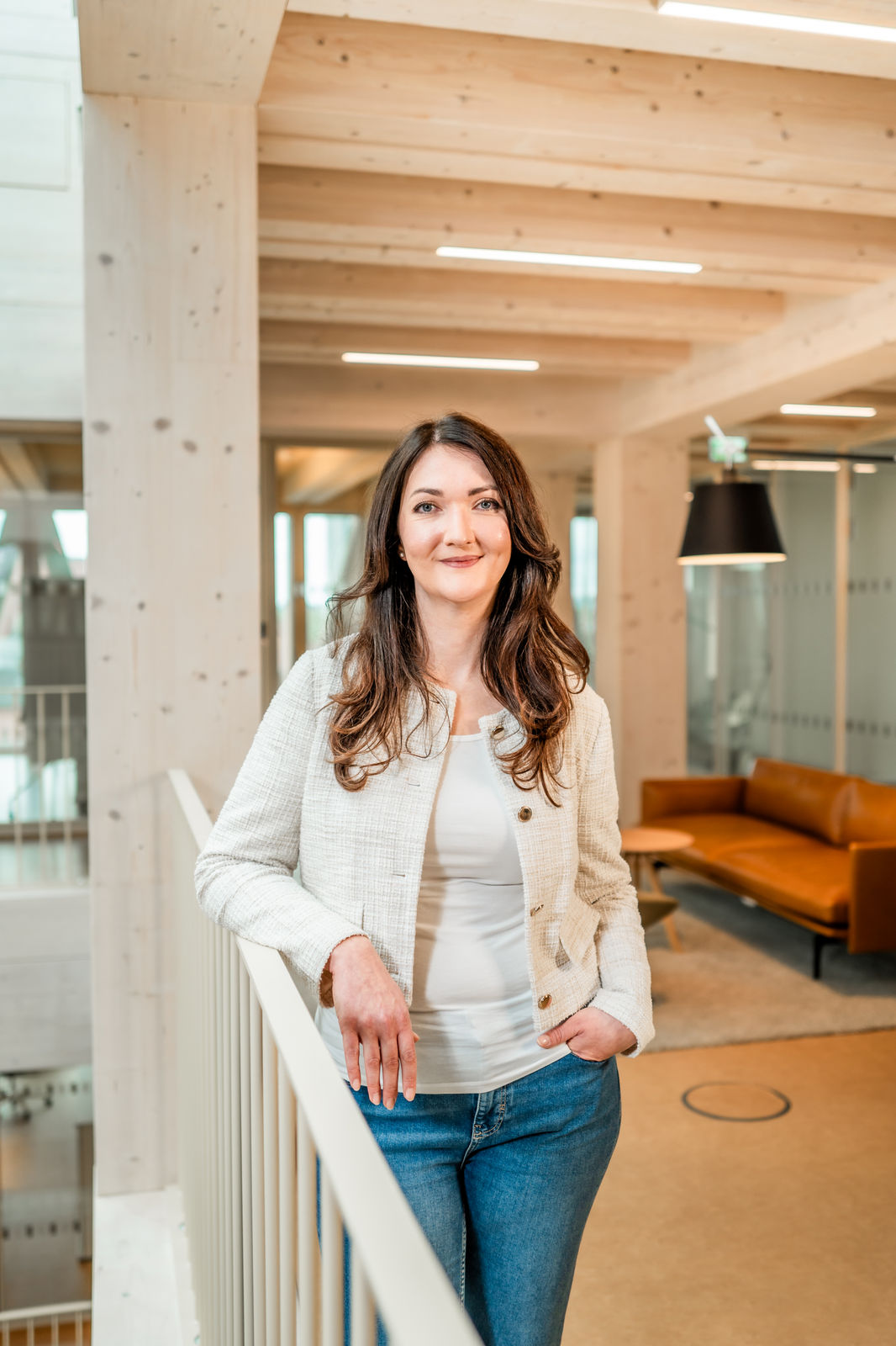 Porträt von Stefanie Omert, geprüfte Bilanzbuchhalterin bei der b+ GmbH.
