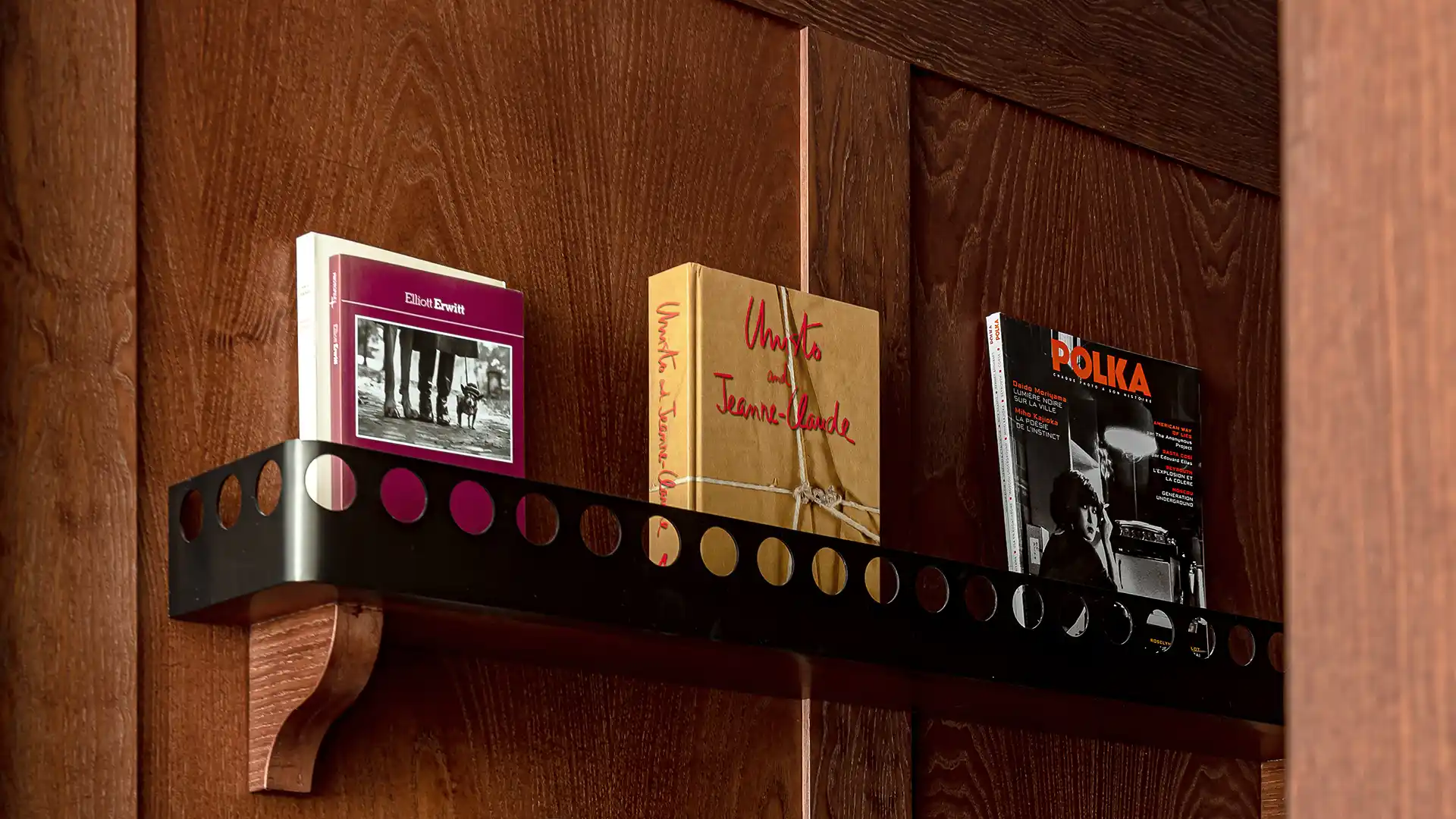 Étagère métallique avec livres d'art Elliott Erwitt et Christo et magazine Polka sur boiserie Château des Fleurs