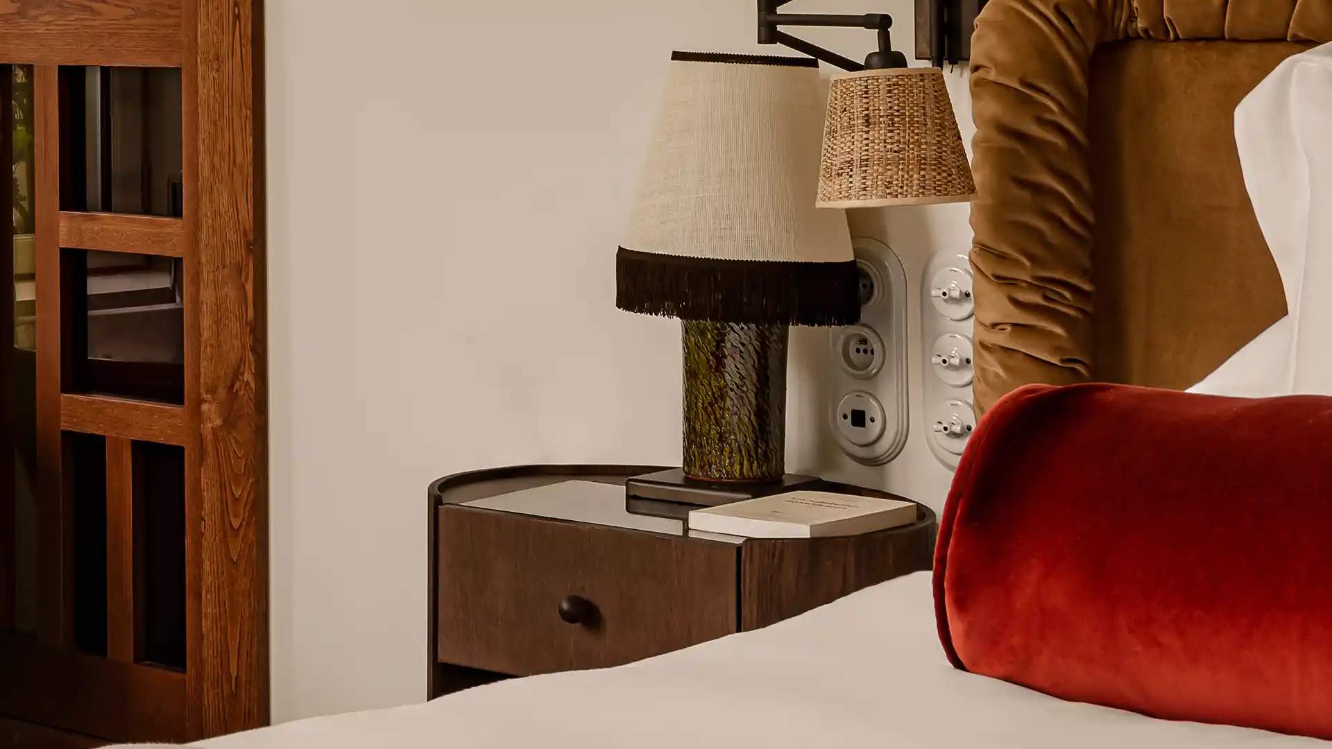 Table de chevet en bois avec lampe céramique et lampe liseuse en rotin détail chambre Château des Fleurs