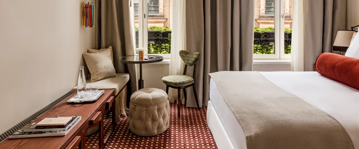 Quarto com vista para o pátio interior e área de estar Château des Fleurs