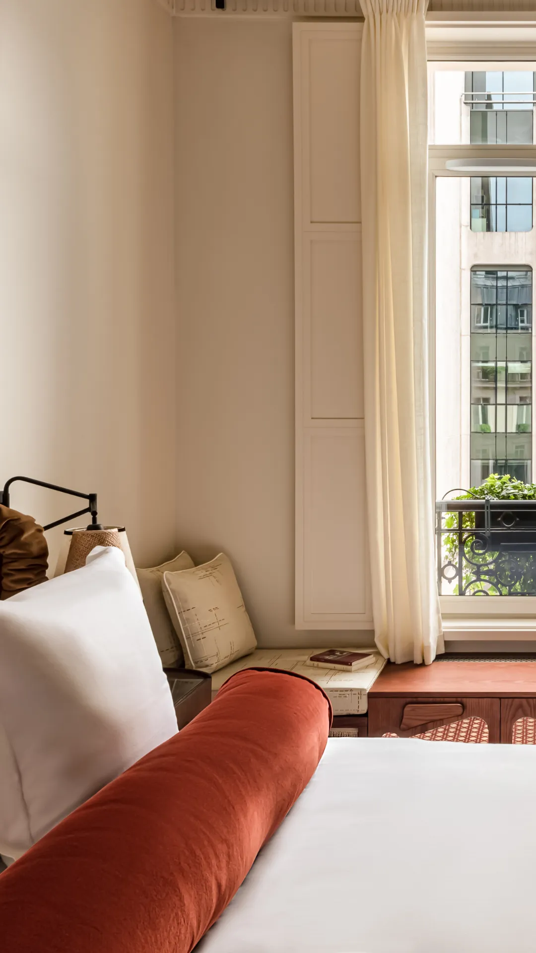 Chambre avec armoire en bois à panneaux tressés porte-parapluie et lit velours coussin rouge Château des Fleurs