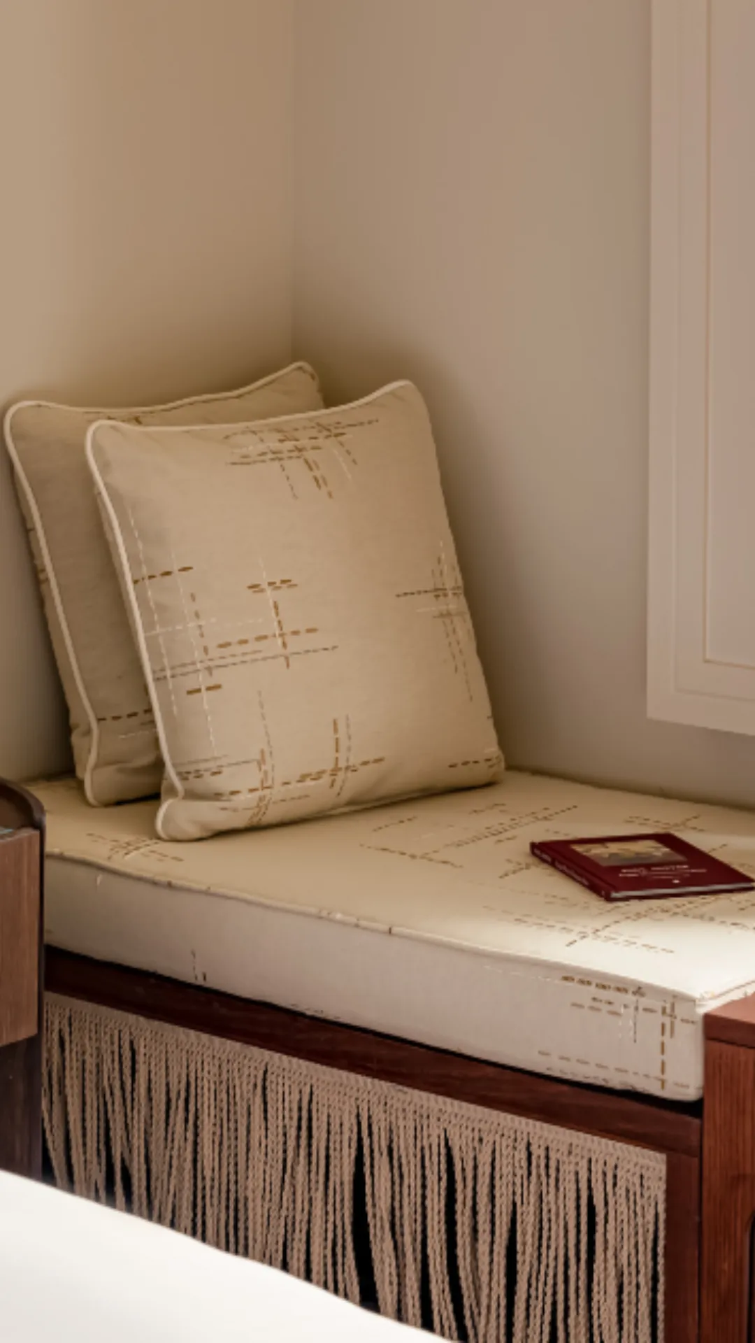 Chambre lumineuse avec lit tête de lit velours coussin bolster rouge et pouf capitonné devant fenêtre Château des Fleurs