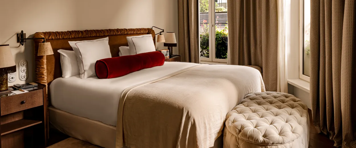 Chambre double avec lit et vue sur jardin Château des Fleurs