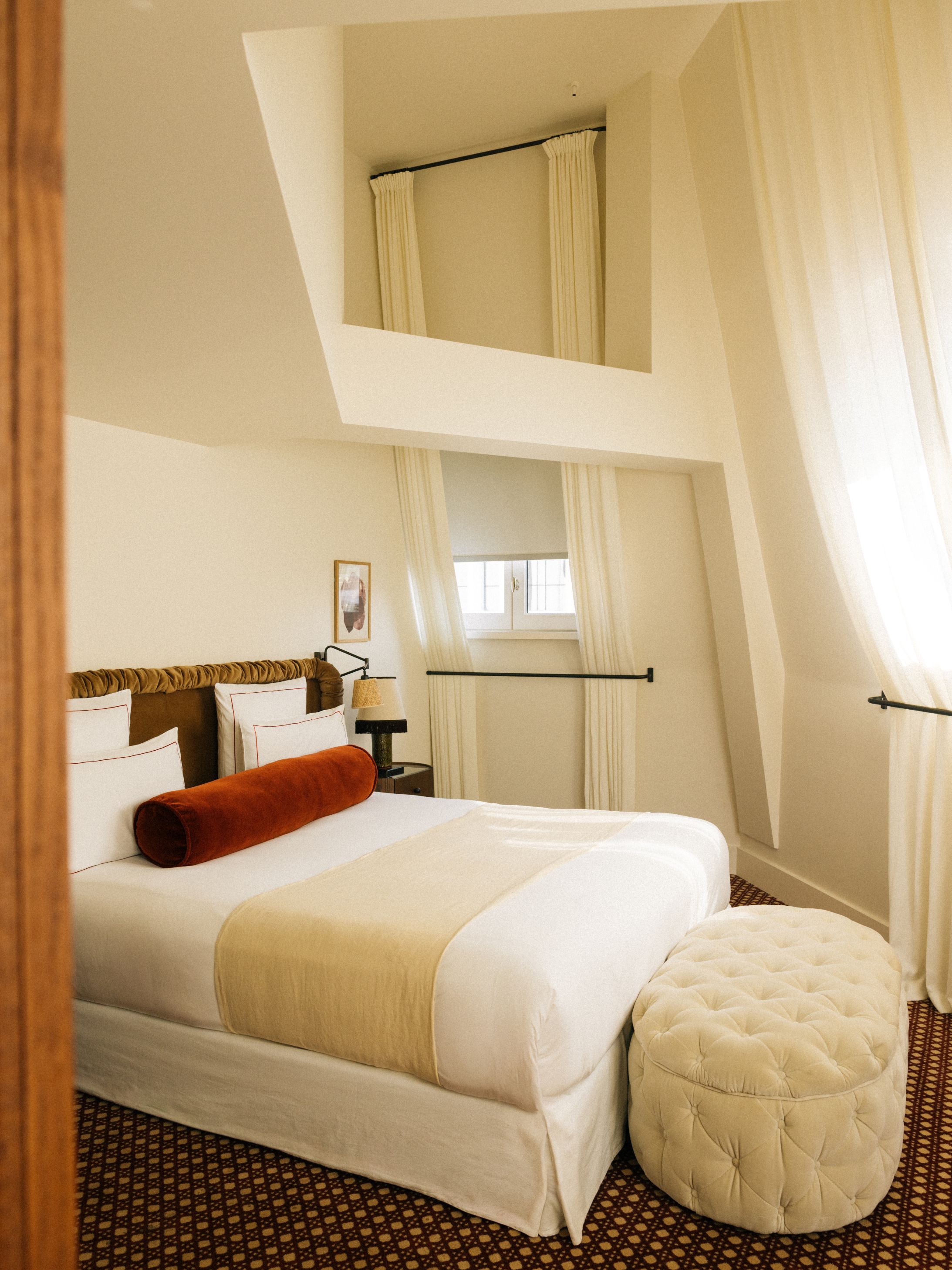 Salle de bain rétro carrelage rouge et blanc miroir loge lumineux et vasque en marbre Château des Fleurs