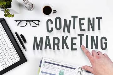 Ondernemer werkt aan contentstrategie op laptop met grafieken die groei van een kmo tonen
