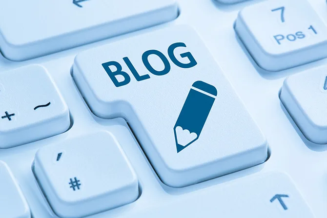 Kmo-ondernemer werkt aan blogplanning op laptop om online beter gevonden te worden