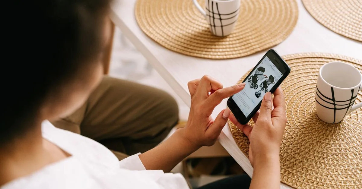 Ondernemer bekijkt lokale zoekresultaten met bedrijfsprofiel op smartphone