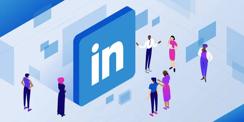Zaakvoerder schrijft een LinkedIn-post op zijn laptop tussen het werk door