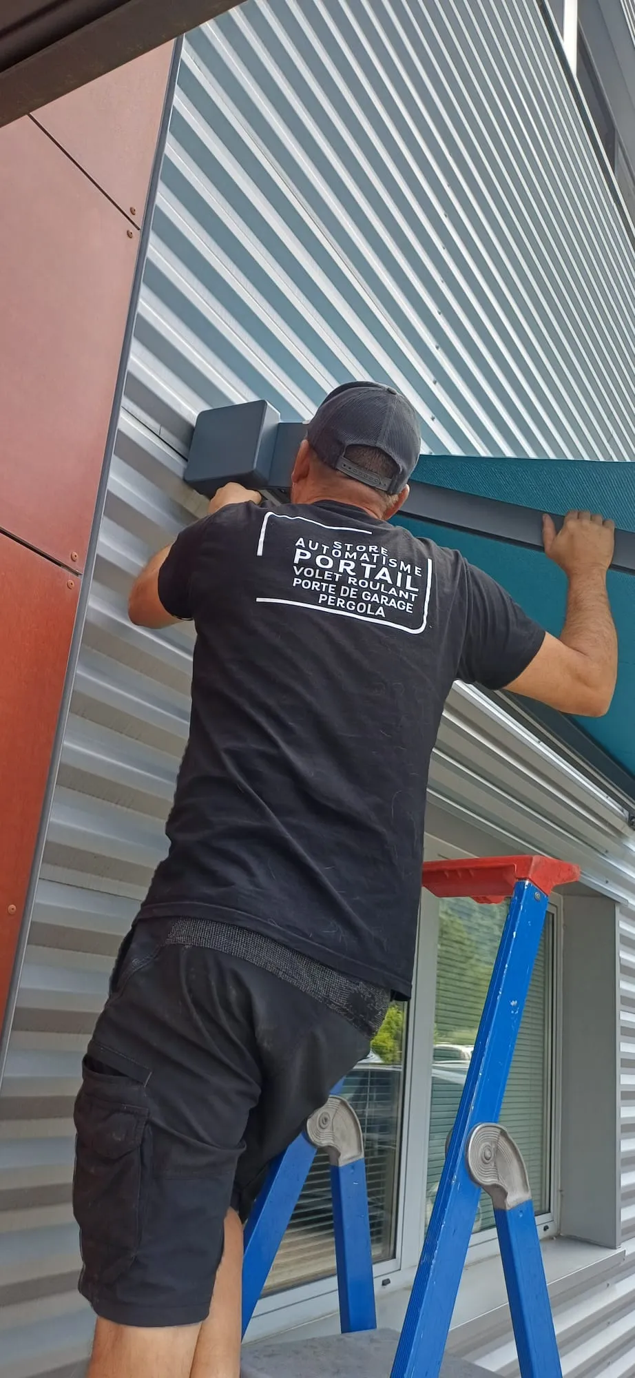 Technicien DVD Industries intervenant sur les bras de store banne