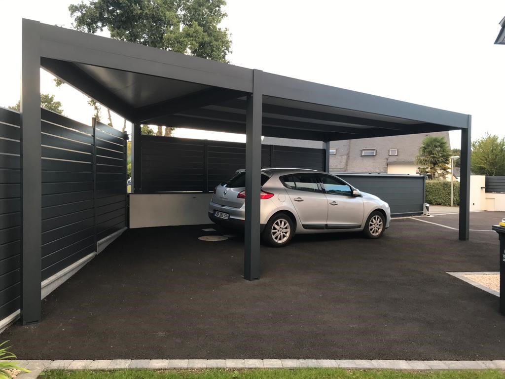 Carport double en aluminium abritant deux véhicules