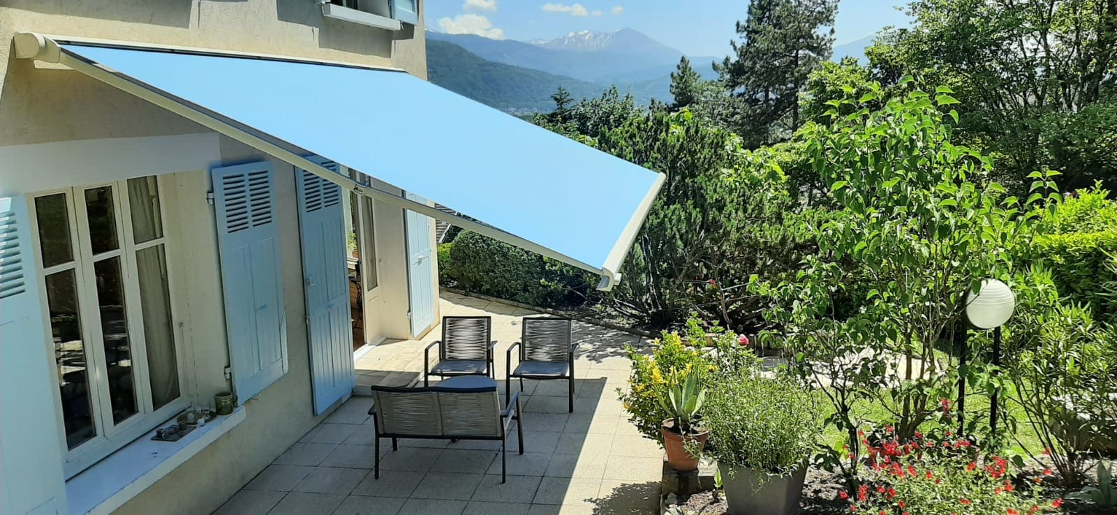 Store banne coffre déployé sur une terrasse