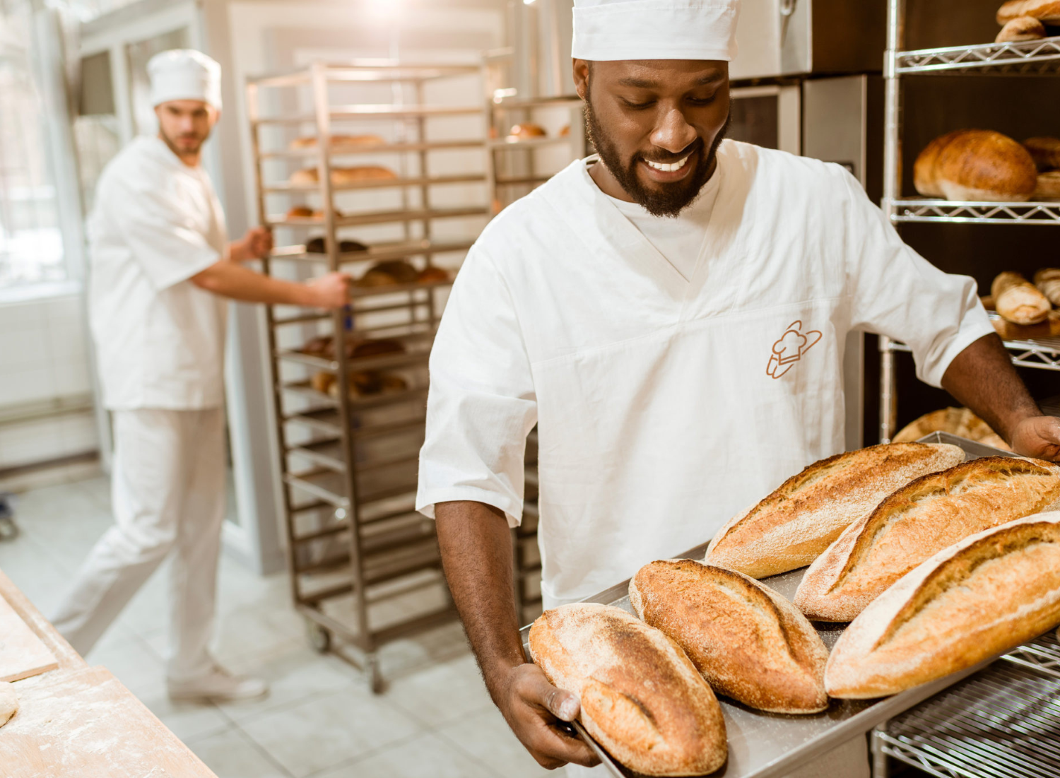 Boulangère souriante dans son fournil