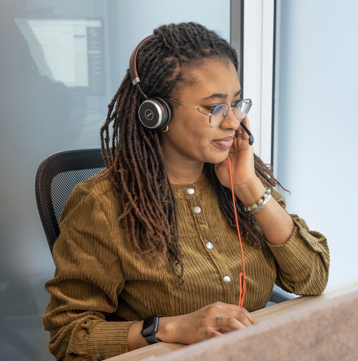 Cliente souriante utilisant son téléphone