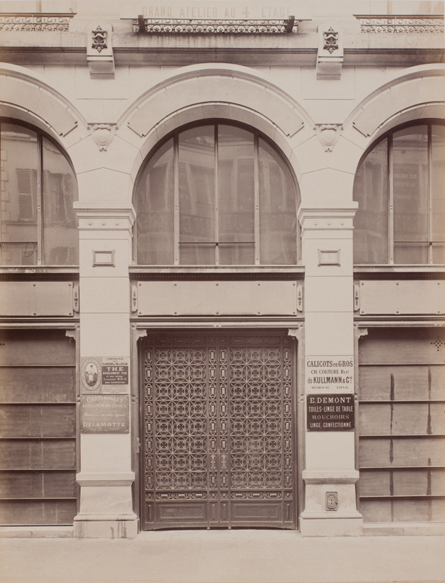 Façade de l'immeuble du 23 rue du Mail à Paris, siège de l'agence