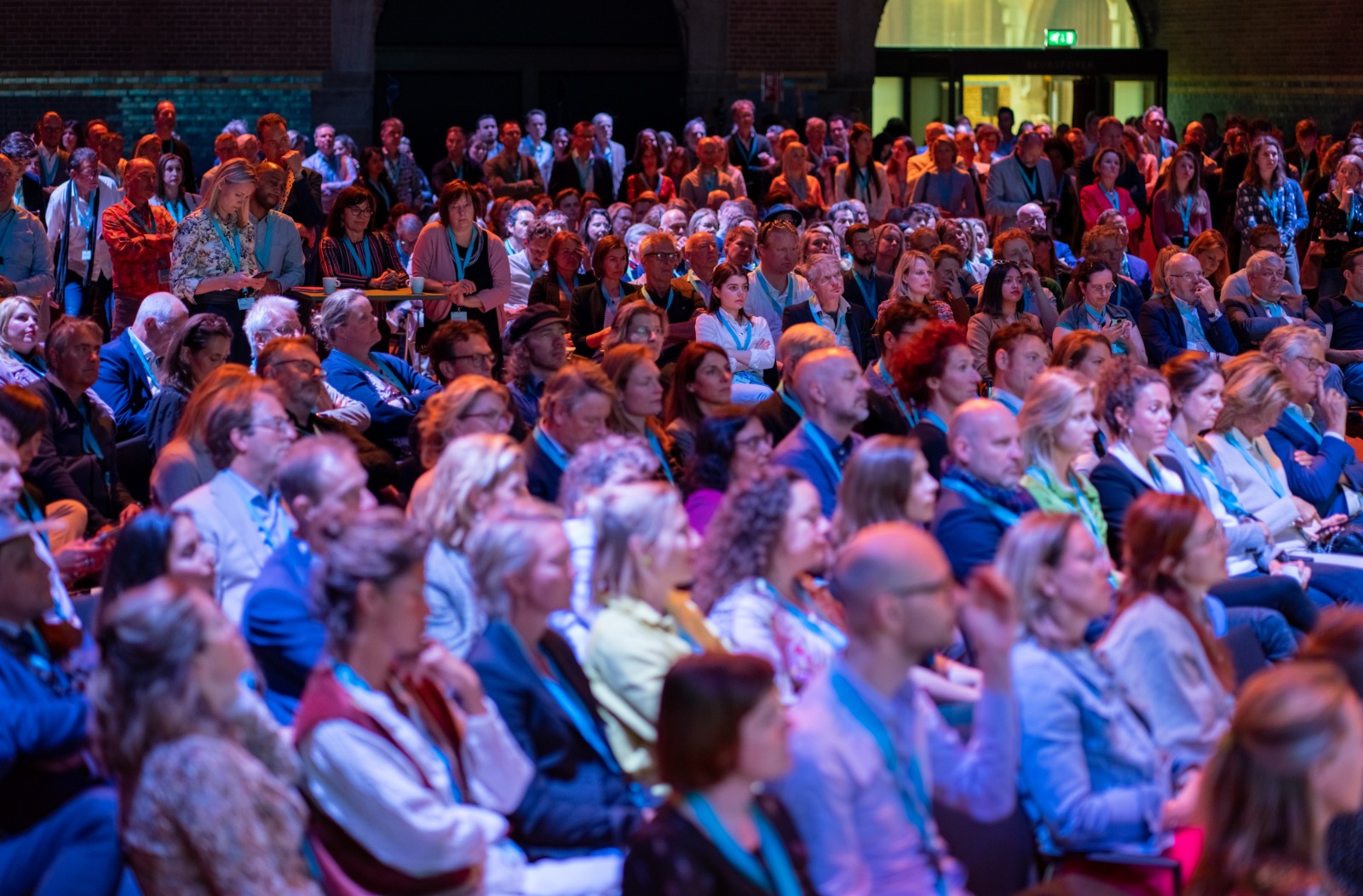 Michel Scholte spreekt voor een volle zaal
