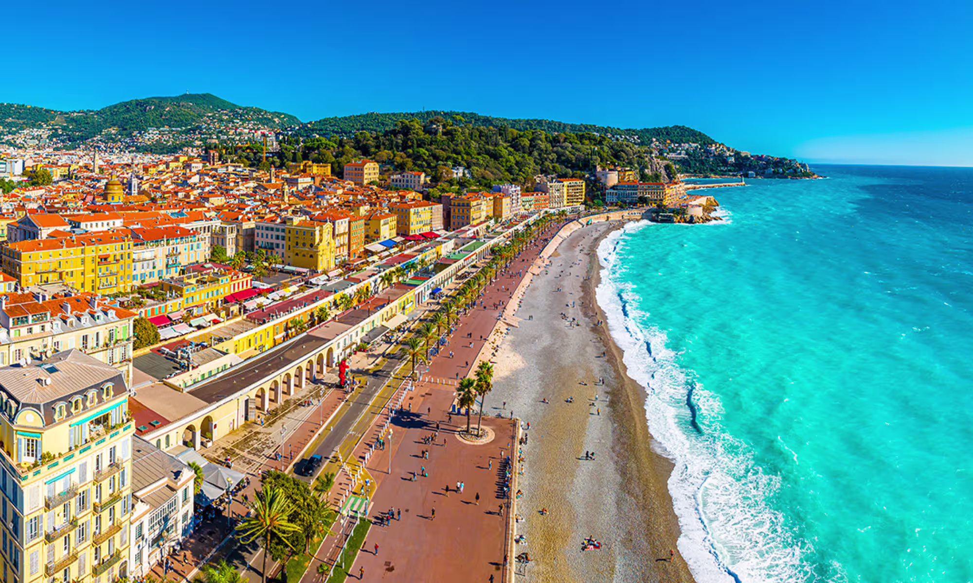 Vista aérea del Paseo de los Ingleses, la playa y el mar turquesa en Niza