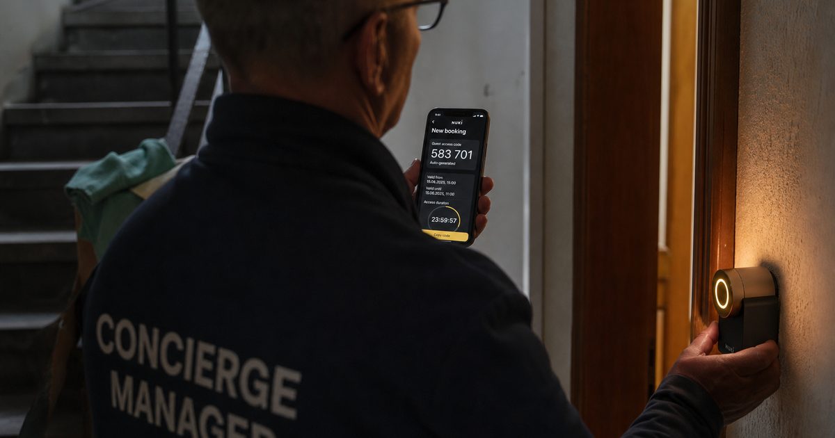 Serrure connectée Nuki sur une porte avec clavier à code pour check-in autonome location saisonnière