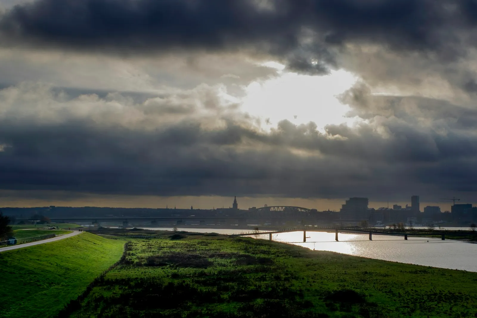 Onweerslucht met een lichtplek boven de Waal bij Nijmegen